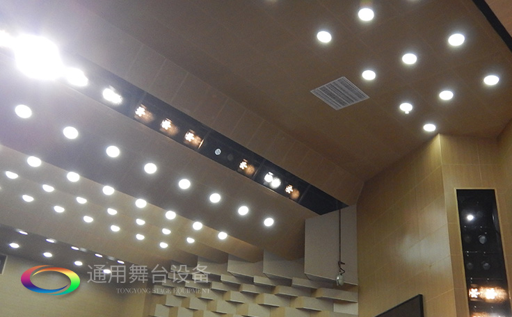 科學(xué)計(jì)劃工期、合理交叉施工，保質(zhì)保量順利完成工程的交付！通用舞臺(tái)阻燃幕布承接羊城廣州培英中學(xué)報(bào)告廳項(xiàng)目！