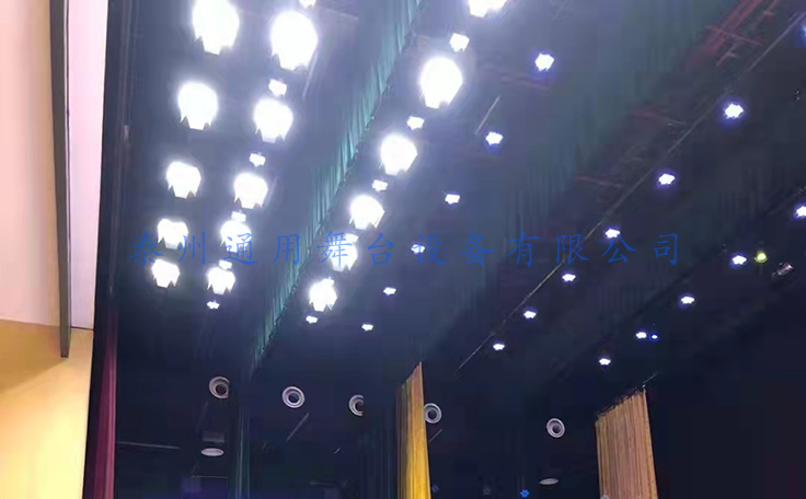 舞臺(tái)機(jī)械核心——舞臺(tái)吊桿機(jī)械設(shè)備！采用蝸輪蝸桿減速系統(tǒng)，磨擦系數(shù)小，傳動(dòng)效率高！