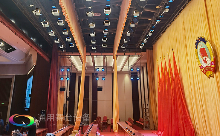堅(jiān)持一絲不茍，嚴(yán)控質(zhì)量！定制禮堂阻燃幕布、十面會(huì)旗會(huì)議幕等！只為呈現(xiàn)更好的舞臺(tái)幕布效果！