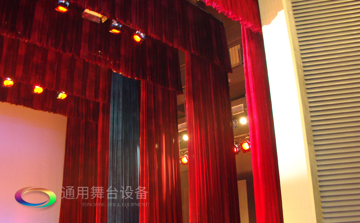通用舞臺專業(yè)性、全方位優(yōu)勢！業(yè)務(wù)涉及舞臺機械、阻燃幕布、專業(yè)燈光系統(tǒng)、專業(yè)音響系統(tǒng)