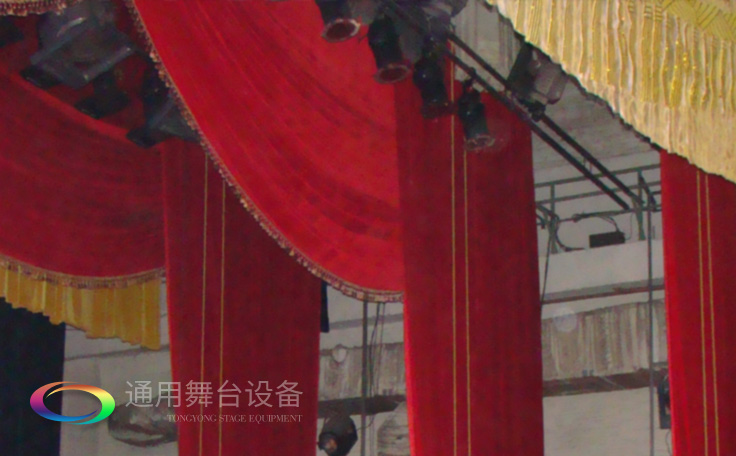 提升舞臺(tái)美感設(shè)計(jì)、增強(qiáng)舞臺(tái)透視！寬幅平紋細(xì)布橫側(cè)阻燃幕布