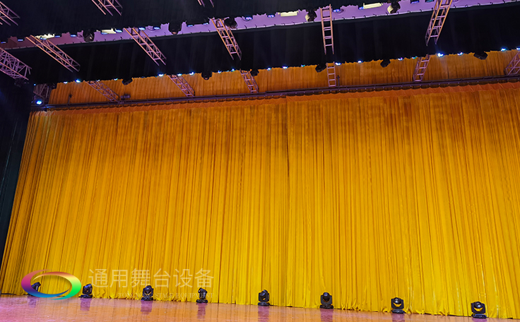 牽引阻燃幕布大幕啟閉運動的機械設(shè)備。大幕機（proscenium curtain machinery）