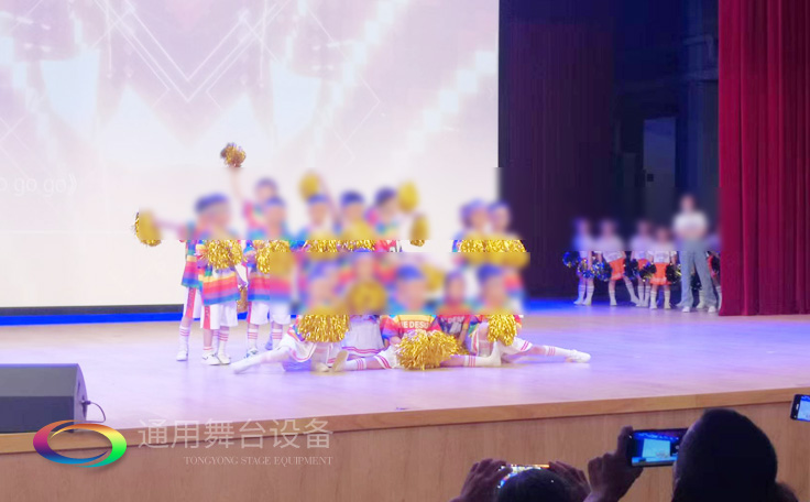 通用舞臺客戶案例展示——某劇場實(shí)景演出效果！項(xiàng)目包括舞臺燈光、舞臺吊桿、阻燃幕布、舞臺音響系統(tǒng)等等...