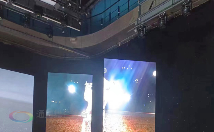 通用舞臺(tái)阻燃幕布為曲靖電視臺(tái)演播廳提供從系統(tǒng)設(shè)計(jì)、設(shè)備成套、安裝施工、系統(tǒng)調(diào)試及技術(shù)支持一體化服務(wù)