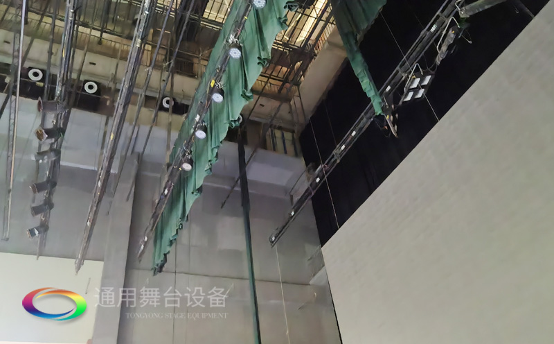 廣西梧州某劇場(chǎng)順利通過(guò)項(xiàng)目驗(yàn)收 項(xiàng)目設(shè)計(jì)舞臺(tái)機(jī)械吊掛系統(tǒng)、幕布、專業(yè)燈光系統(tǒng)等