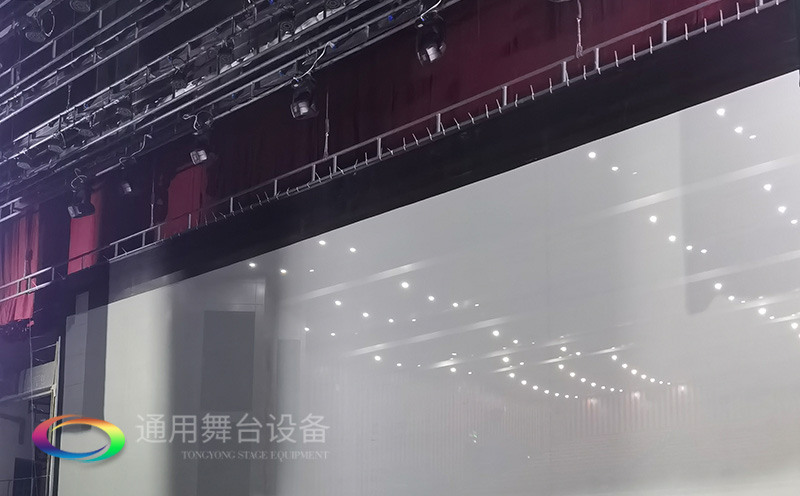 通用舞臺承建：南京曉莊學(xué)院報(bào)告廳舞臺項(xiàng)目（舞臺音響、舞臺燈光吊桿、舞臺幕布等）
