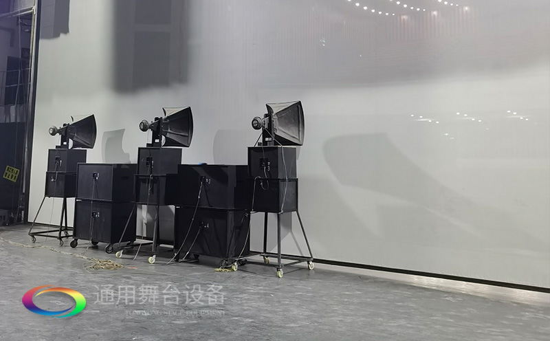 通用舞臺承建：南京曉莊學(xué)院報(bào)告廳舞臺項(xiàng)目（舞臺音響、舞臺燈光吊桿、舞臺幕布等）